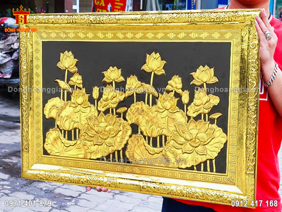 Treo tranh hoa sen bằng đồng mạ vàng 24K mang lại bình an cho gia chủ